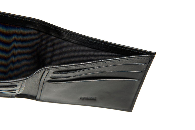 Plånbok byAxel i svart läder tillverkad i Italien.