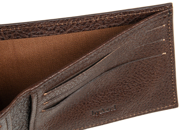 byAxel mörkbrun plånbok i läder tillverkad i Italien.